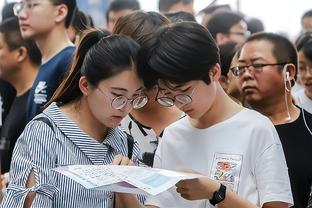 名记：灰熊活塞围绕海斯进行谈判 但还没在次轮补偿方面达成一致